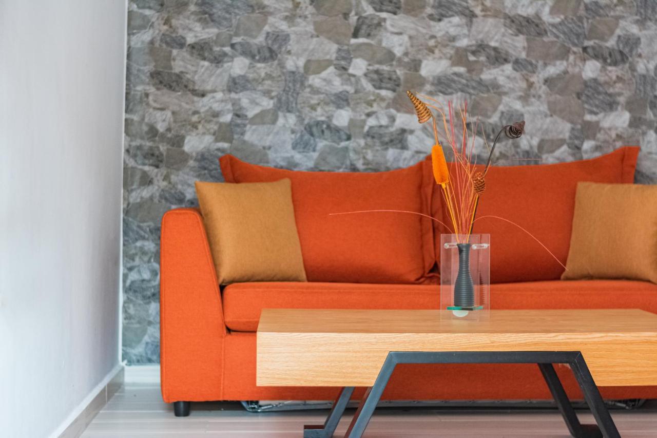 Design Suites Efharis Néa Péramos Esterno foto