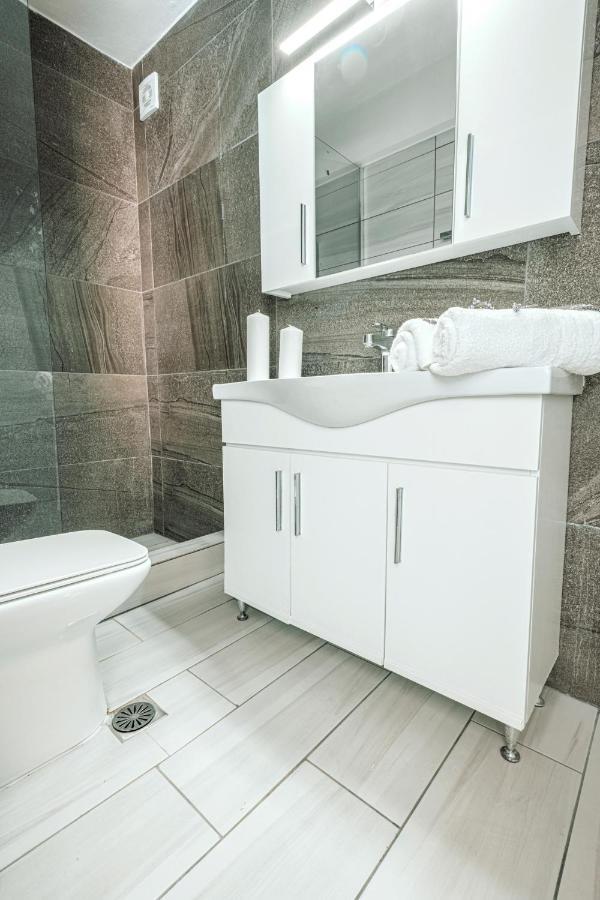 Design Suites Efharis Néa Péramos Esterno foto
