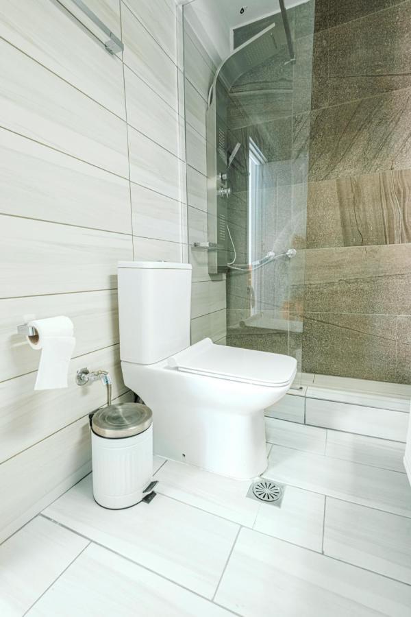 Design Suites Efharis Néa Péramos Esterno foto