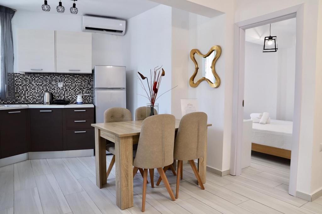 Design Suites Efharis Néa Péramos Esterno foto